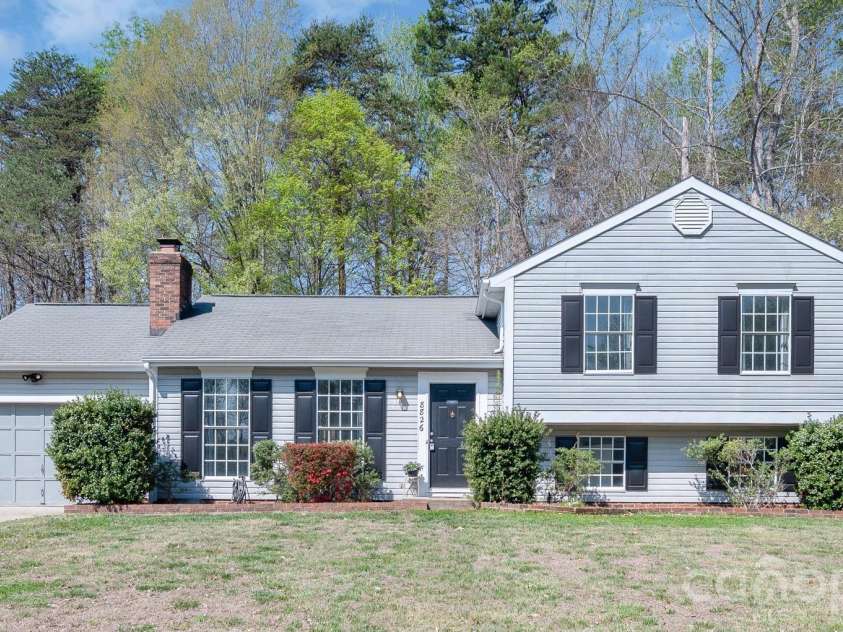 8826 Burnt Umber Drive, Charlotte, NC 28215.  MLS# CAR4363113, YatesRealty ID 10581. Welcome Home!