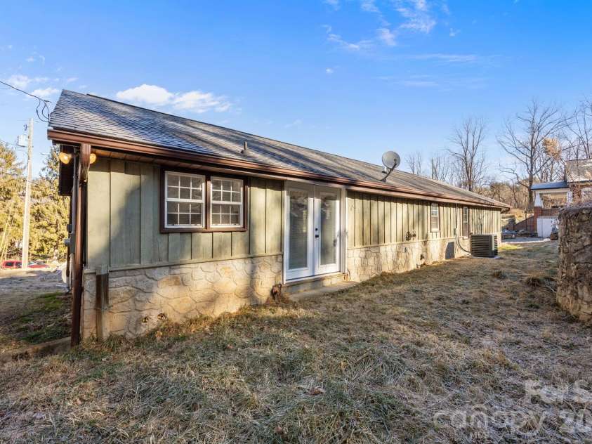 62 Mitchell Street, Canton, NC 28716.  MLS# CAR4338077, YatesRealty ID 10582. 