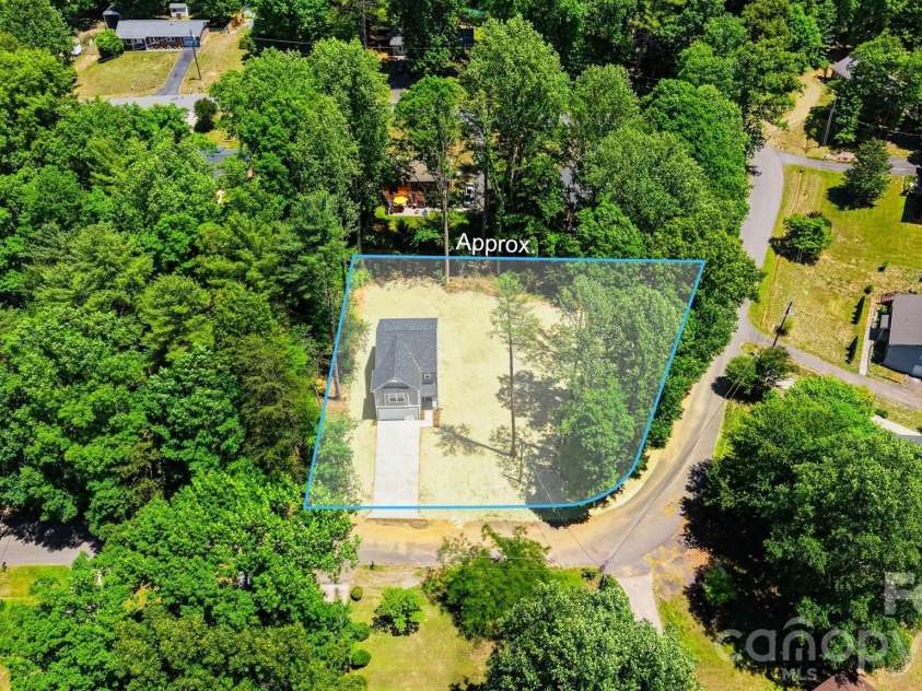 215 Edgewood Circle, Morganton, NC 28655.  MLS# CAR4382385, YatesRealty ID 10588. 