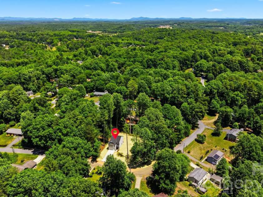 215 Edgewood Circle, Morganton, NC 28655.  MLS# CAR4382385, YatesRealty ID 10588. 