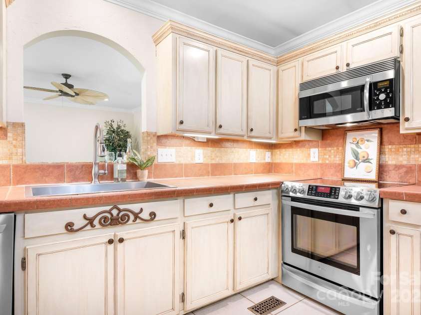 234 Winding Shore Road, Troutman, NC 28166.  MLS# CAR4245762, YatesRealty ID 10588. A spacious kitchen.