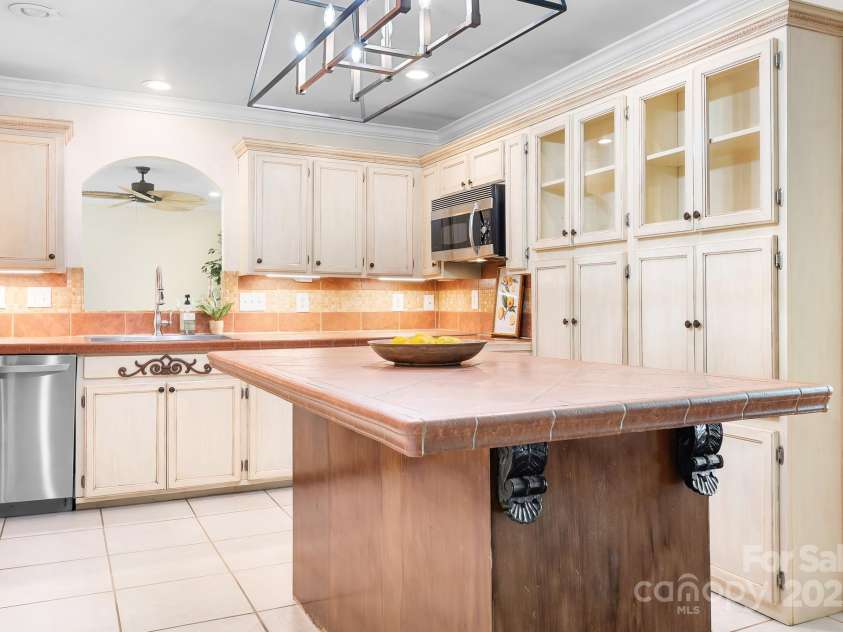234 Winding Shore Road, Troutman, NC 28166.  MLS# CAR4245762, YatesRealty ID 10588. An abundance of storage with display cabinets.