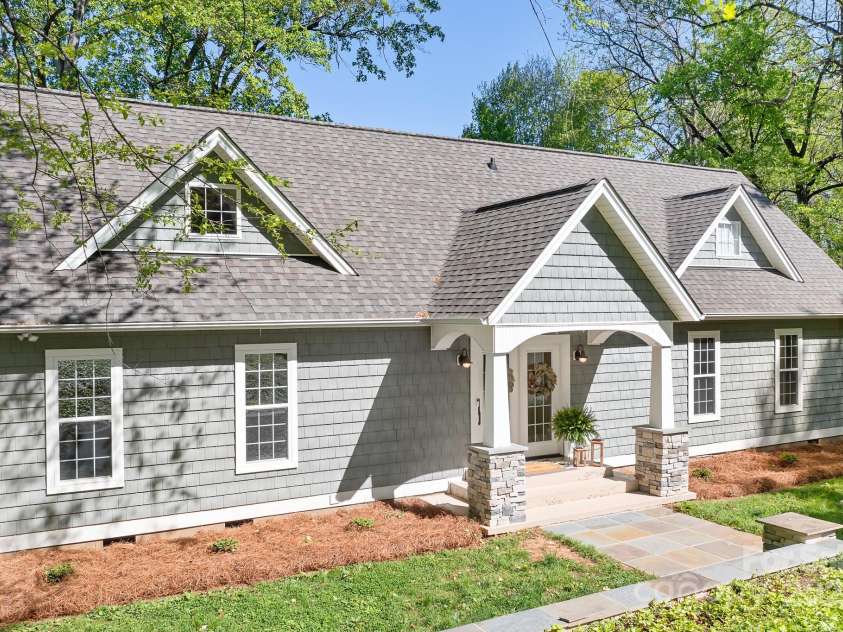 234 Winding Shore Road, Troutman, NC 28166.  MLS# CAR4245762, YatesRealty ID 10588. This 3 bedroom cottage is tucked away on the shores of Lake Norman.