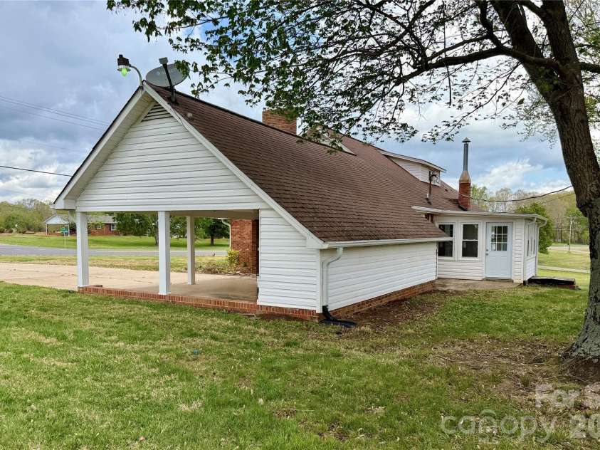 6257 NC 10 Highway, Hickory, NC 28602.  MLS# CAR4365992, YatesRealty ID 10596. 