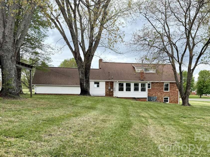 6257 NC 10 Highway, Hickory, NC 28602.  MLS# CAR4365992, YatesRealty ID 10596. 