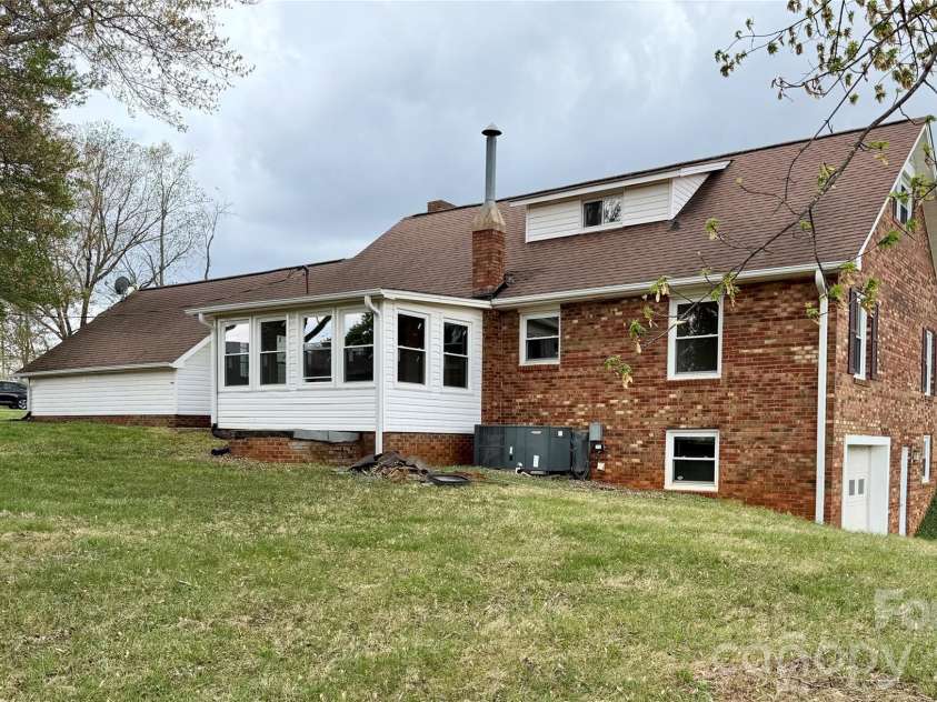 6257 NC 10 Highway, Hickory, NC 28602.  MLS# CAR4365992, YatesRealty ID 10596. 