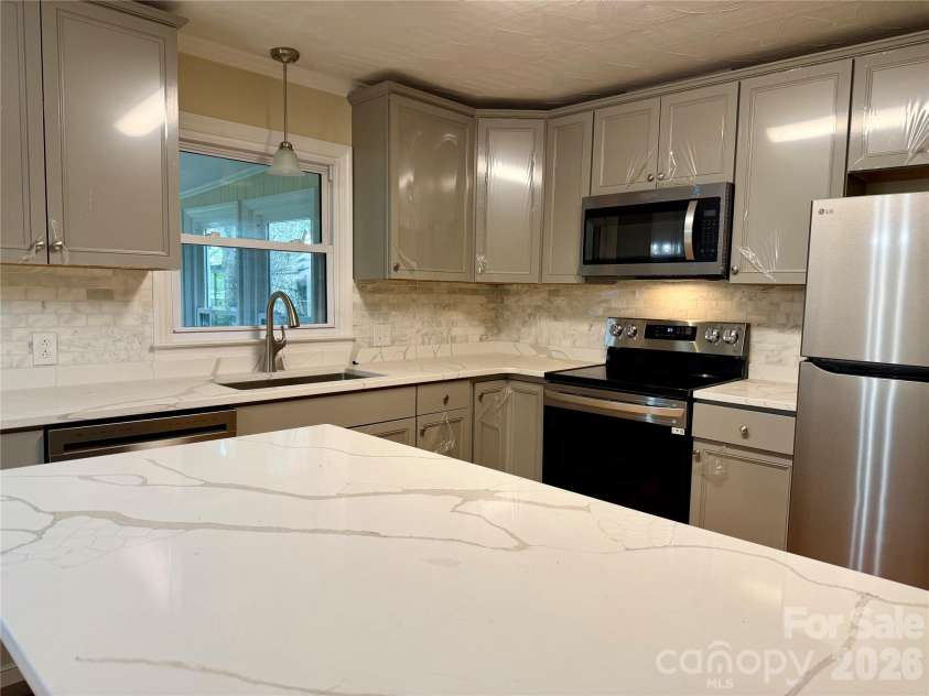 6257 NC 10 Highway, Hickory, NC 28602.  MLS# CAR4365992, YatesRealty ID 10596. 