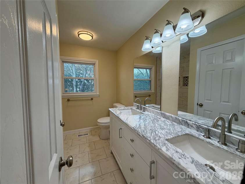 6257 NC 10 Highway, Hickory, NC 28602.  MLS# CAR4365992, YatesRealty ID 10596. 