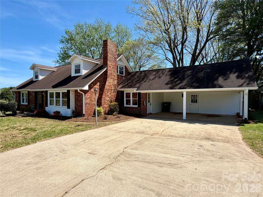 6257 NC 10 Highway, Hickory, NC 28602.  MLS# CAR4365992, YatesRealty ID 10596. 
