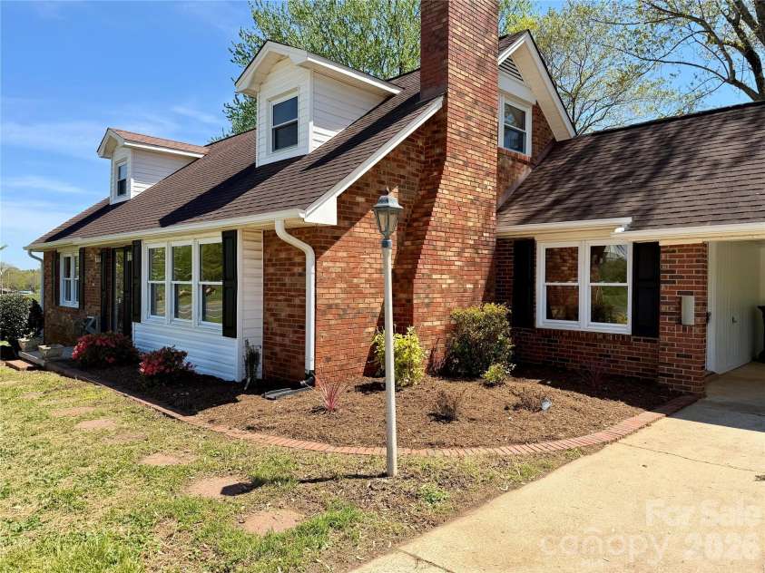 6257 NC 10 Highway, Hickory, NC 28602.  MLS# CAR4365992, YatesRealty ID 10596. 