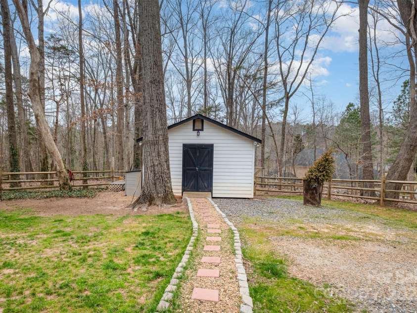 125 High Sail Court, Mooresville, NC 28117.  MLS# CAR4230452, YatesRealty ID 10597. 