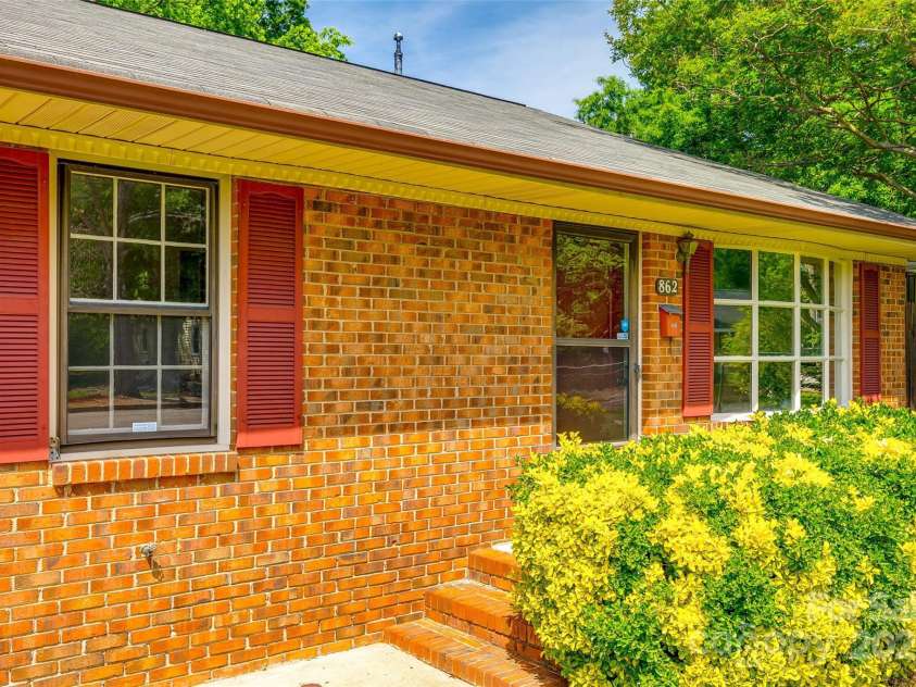 862 Eastwood Drive, Rock Hill, SC 29730.  MLS# CAR4247359, YatesRealty ID 10598. Charming Brick Ranch