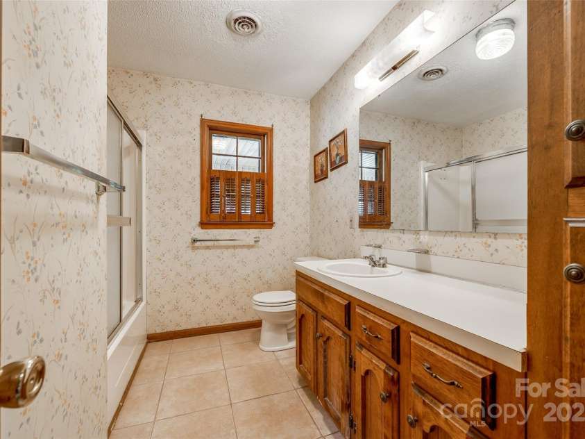 862 Eastwood Drive, Rock Hill, SC 29730.  MLS# CAR4247359, YatesRealty ID 10598. Large Bathroom