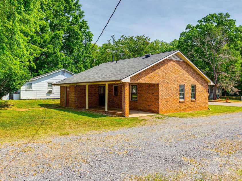 862 Eastwood Drive, Rock Hill, SC 29730.  MLS# CAR4247359, YatesRealty ID 10598. Large driveway with ample parking.