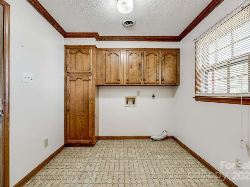 862 Eastwood Drive, Rock Hill, SC 29730.  MLS# CAR4247359, YatesRealty ID 10598. Large Laundry Room
