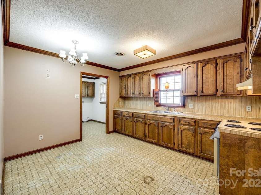 862 Eastwood Drive, Rock Hill, SC 29730.  MLS# CAR4247359, YatesRealty ID 10598. Spacious Eat-in Kitchen