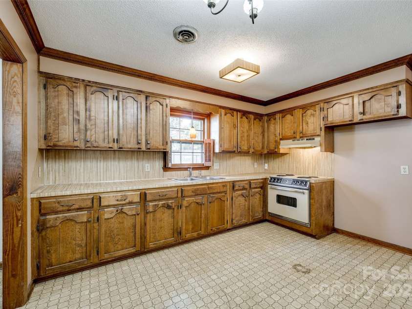 862 Eastwood Drive, Rock Hill, SC 29730.  MLS# CAR4247359, YatesRealty ID 10598. Tons of Cabinets!