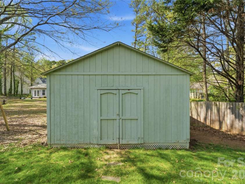 2909 Oakcroft Drive, Matthews, NC 28105.  MLS# CAR4358582, YatesRealty ID 10599. 