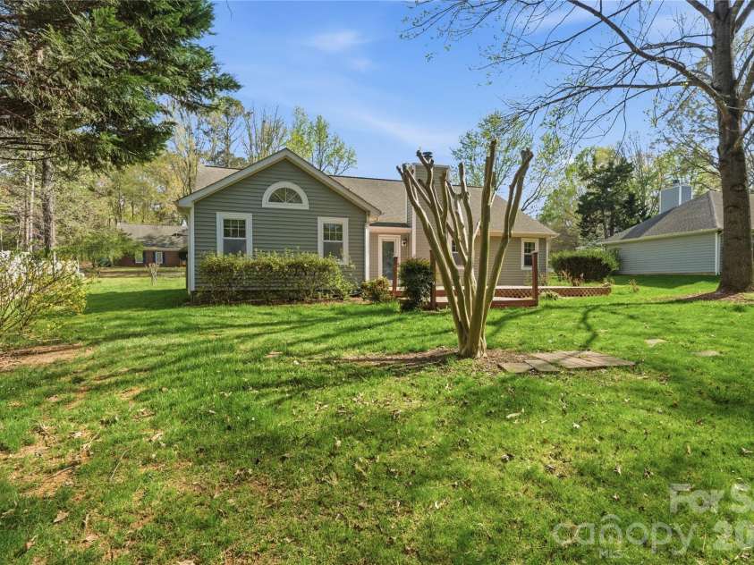 2909 Oakcroft Drive, Matthews, NC 28105.  MLS# CAR4358582, YatesRealty ID 10599. 
