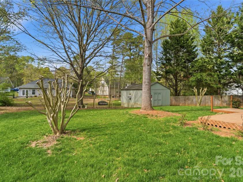 2909 Oakcroft Drive, Matthews, NC 28105.  MLS# CAR4358582, YatesRealty ID 10599. 