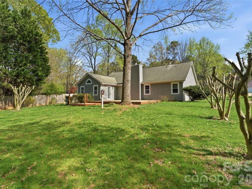 2909 Oakcroft Drive, Matthews, NC 28105.  MLS# CAR4358582, YatesRealty ID 10599. 