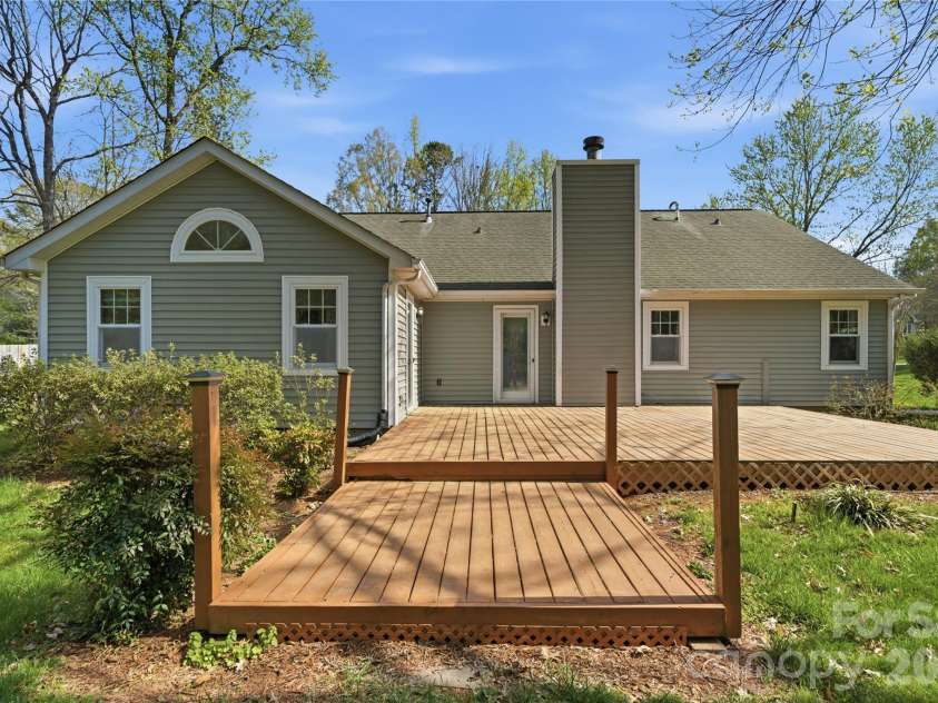 2909 Oakcroft Drive, Matthews, NC 28105.  MLS# CAR4358582, YatesRealty ID 10599. 