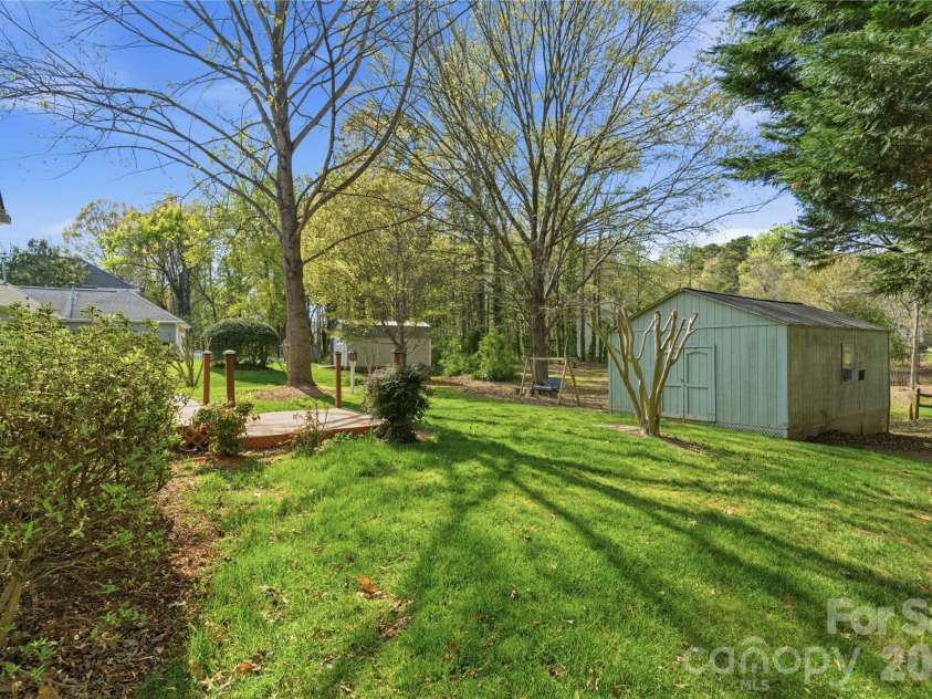 2909 Oakcroft Drive, Matthews, NC 28105.  MLS# CAR4358582, YatesRealty ID 10599. 