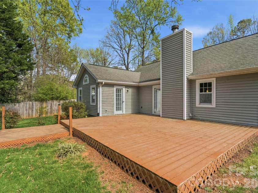 2909 Oakcroft Drive, Matthews, NC 28105.  MLS# CAR4358582, YatesRealty ID 10599. 