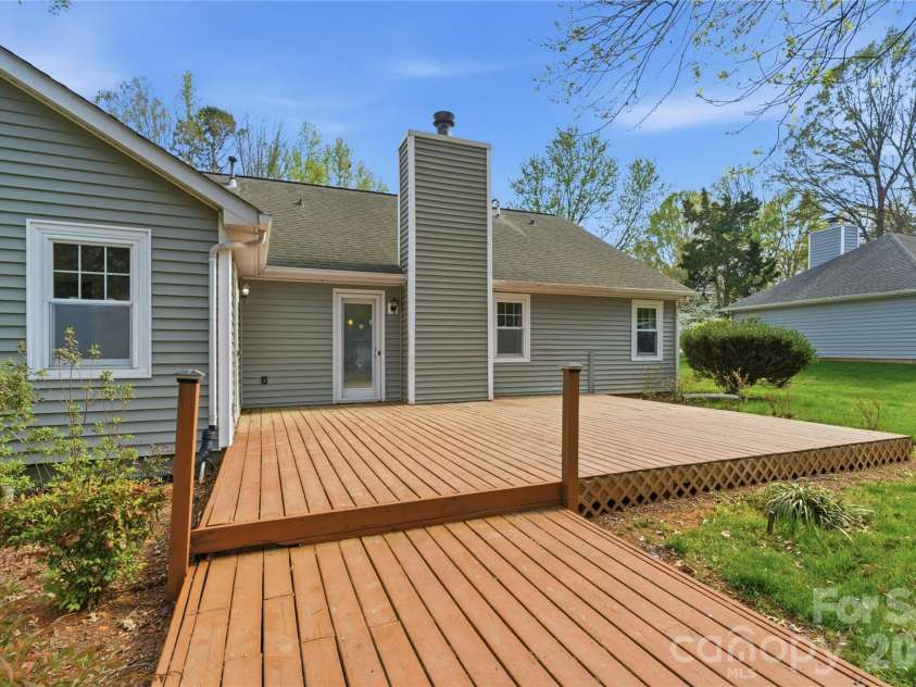 2909 Oakcroft Drive, Matthews, NC 28105.  MLS# CAR4358582, YatesRealty ID 10599. 
