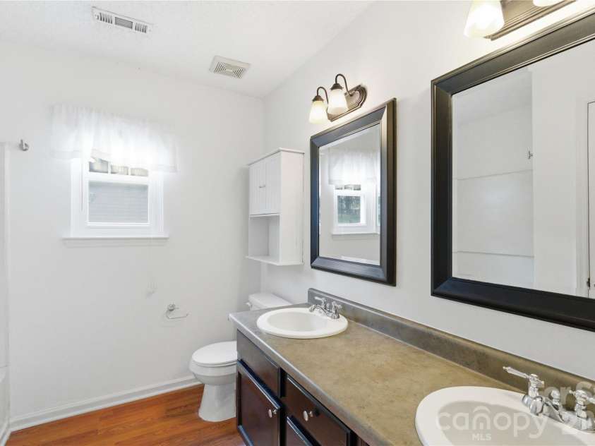 2909 Oakcroft Drive, Matthews, NC 28105.  MLS# CAR4358582, YatesRealty ID 10599. 