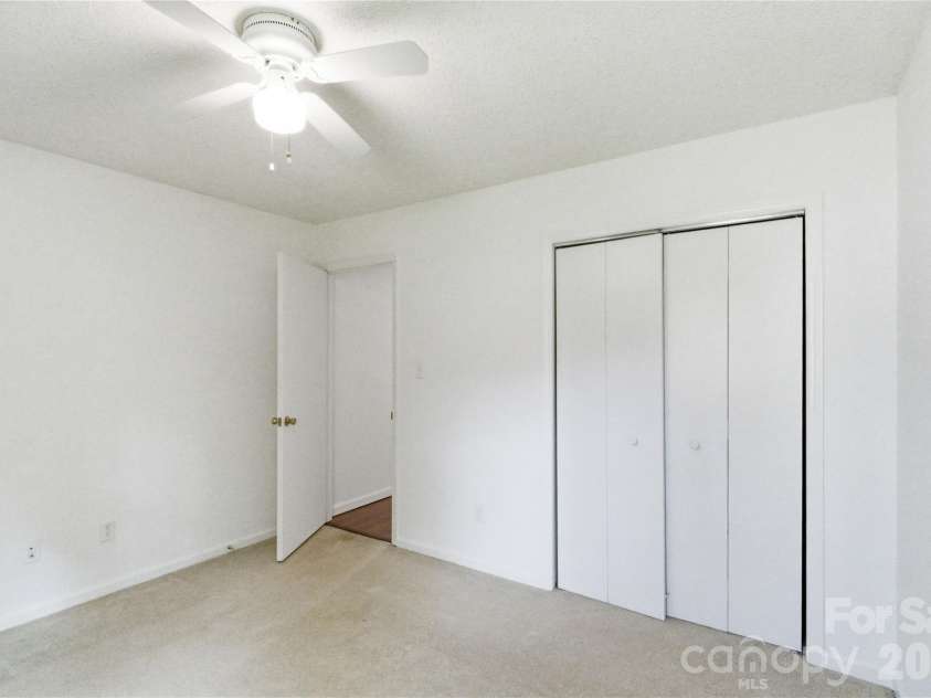 2909 Oakcroft Drive, Matthews, NC 28105.  MLS# CAR4358582, YatesRealty ID 10599. 