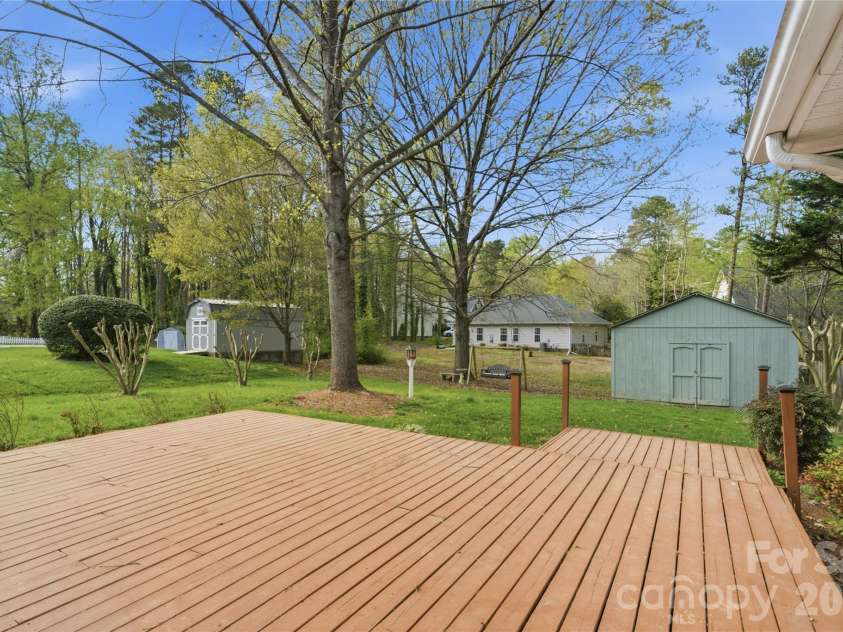 2909 Oakcroft Drive, Matthews, NC 28105.  MLS# CAR4358582, YatesRealty ID 10599. 