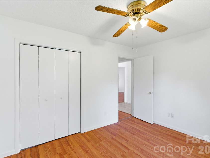 2909 Oakcroft Drive, Matthews, NC 28105.  MLS# CAR4358582, YatesRealty ID 10599. 