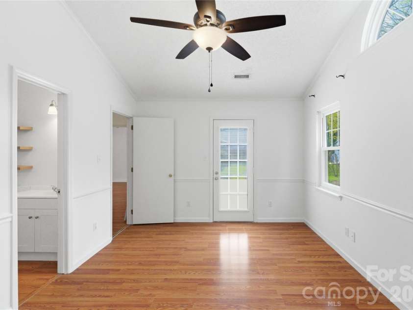2909 Oakcroft Drive, Matthews, NC 28105.  MLS# CAR4358582, YatesRealty ID 10599. 