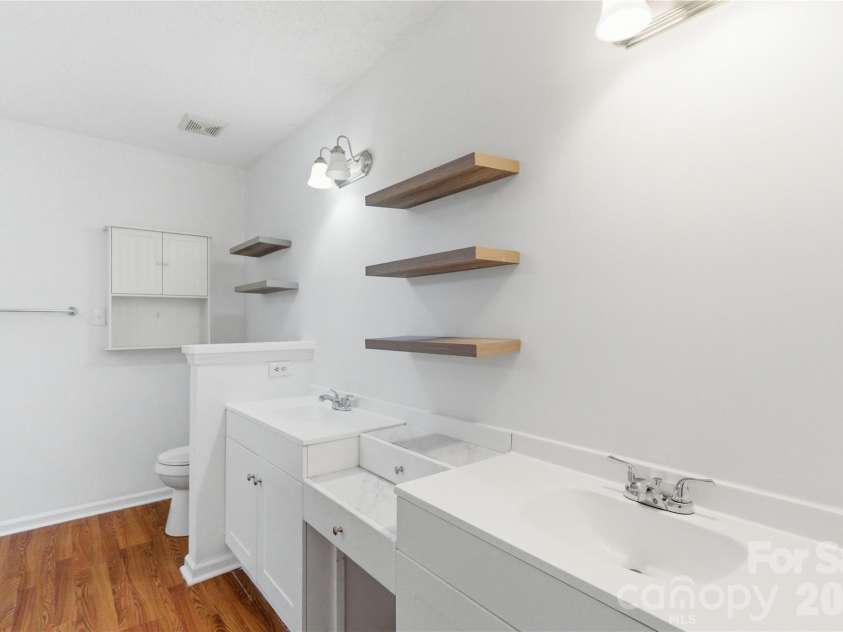2909 Oakcroft Drive, Matthews, NC 28105.  MLS# CAR4358582, YatesRealty ID 10599. 