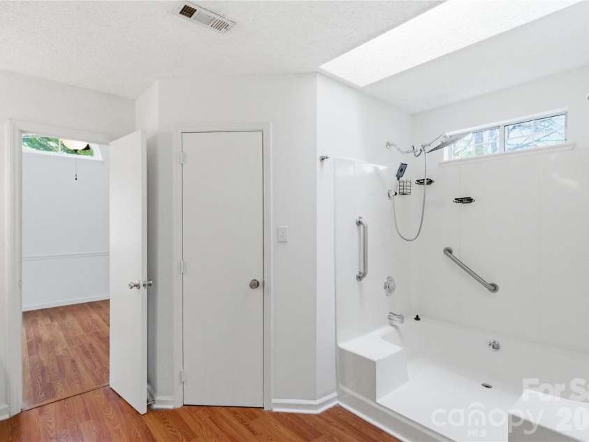 2909 Oakcroft Drive, Matthews, NC 28105.  MLS# CAR4358582, YatesRealty ID 10599. 