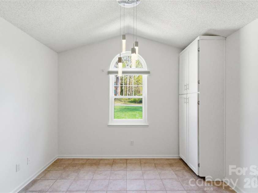 2909 Oakcroft Drive, Matthews, NC 28105.  MLS# CAR4358582, YatesRealty ID 10599. 