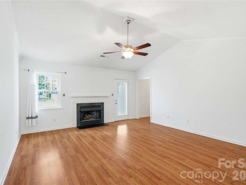 2909 Oakcroft Drive, Matthews, NC 28105.  MLS# CAR4358582, YatesRealty ID 10599. 