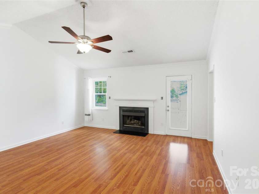 2909 Oakcroft Drive, Matthews, NC 28105.  MLS# CAR4358582, YatesRealty ID 10599. 