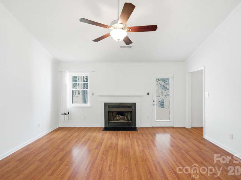 2909 Oakcroft Drive, Matthews, NC 28105.  MLS# CAR4358582, YatesRealty ID 10599. 