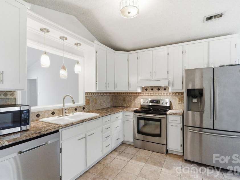 2909 Oakcroft Drive, Matthews, NC 28105.  MLS# CAR4358582, YatesRealty ID 10599. 