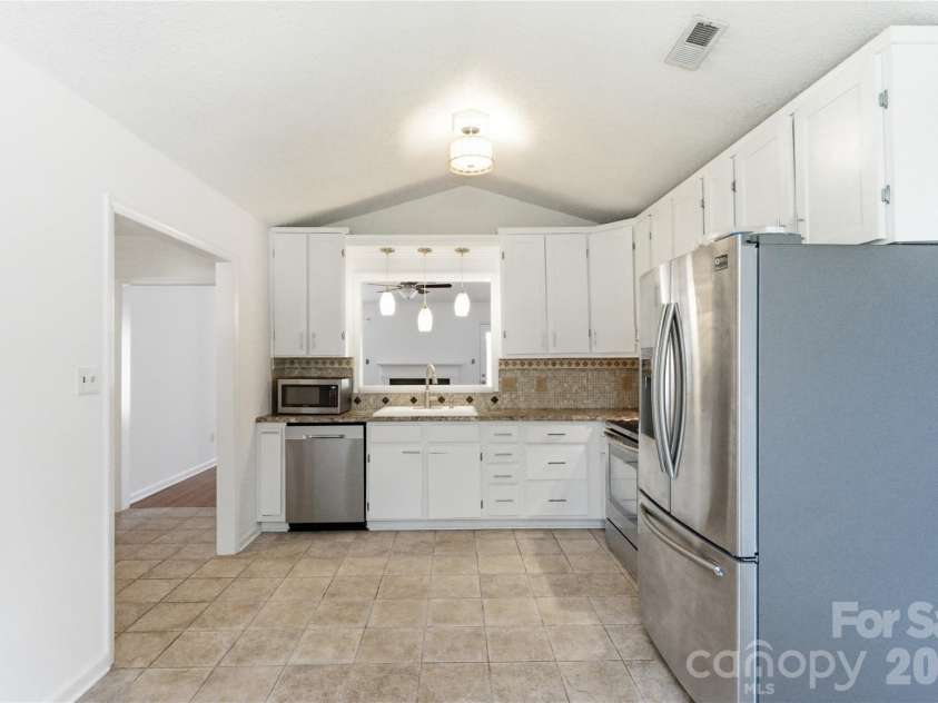 2909 Oakcroft Drive, Matthews, NC 28105.  MLS# CAR4358582, YatesRealty ID 10599. 