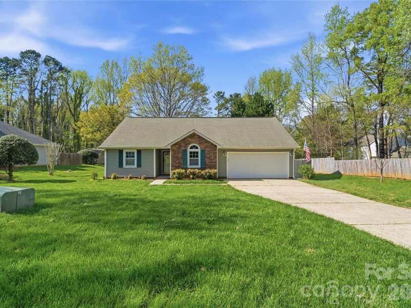 2909 Oakcroft Drive, Matthews, NC 28105.  MLS# CAR4358582, YatesRealty ID 10599. 