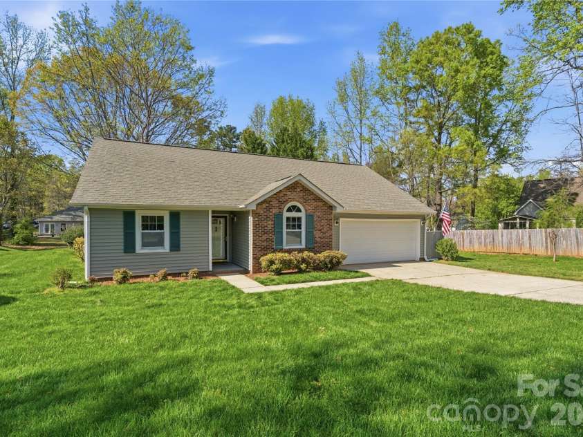 2909 Oakcroft Drive, Matthews, NC 28105.  MLS# CAR4358582, YatesRealty ID 10599. 