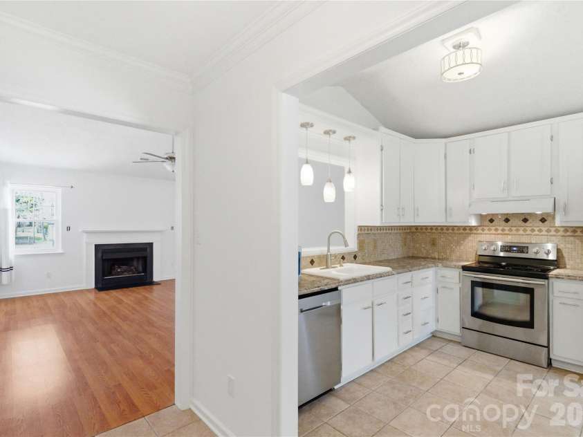 2909 Oakcroft Drive, Matthews, NC 28105.  MLS# CAR4358582, YatesRealty ID 10599. 
