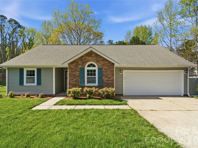 2909 Oakcroft Drive, Matthews, NC 28105.  MLS# CAR4358582, YatesRealty ID 10599. 