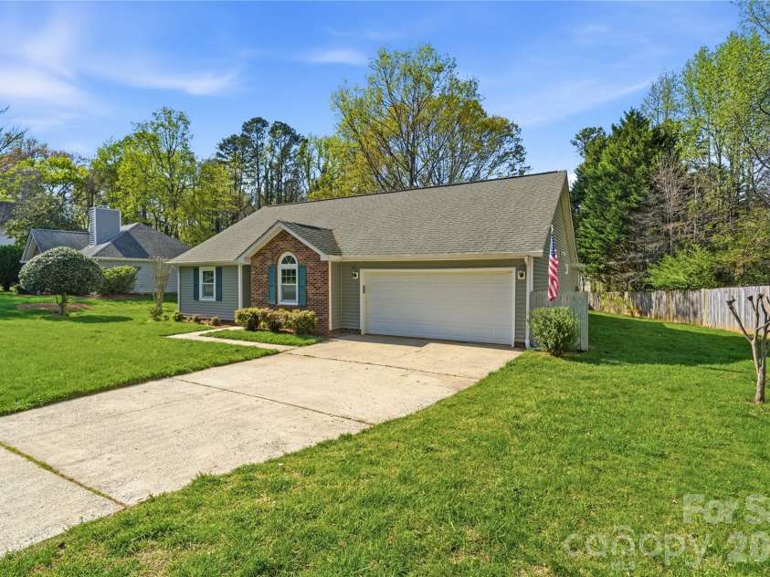 2909 Oakcroft Drive, Matthews, NC 28105.  MLS# CAR4358582, YatesRealty ID 10599. 