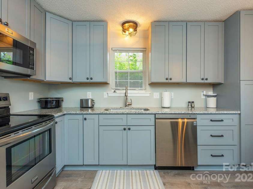 1303 Hyde Park Drive, Asheville, NC 28806.  MLS# CAR4274896, YatesRealty ID 106. For your cooking pleasure.