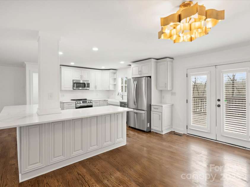 3453 Selwyn Avenue, Charlotte, NC 28209.  MLS# CAR4208971, YatesRealty ID 1060. Kitchen & Dining
