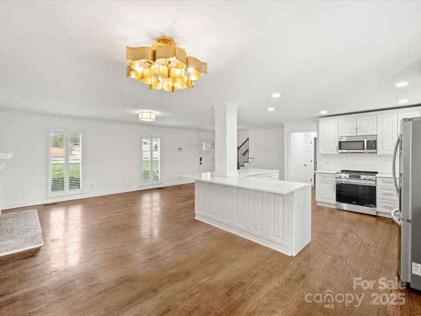 3453 Selwyn Avenue, Charlotte, NC 28209.  MLS# CAR4208971, YatesRealty ID 1060. Kitchen & Dining